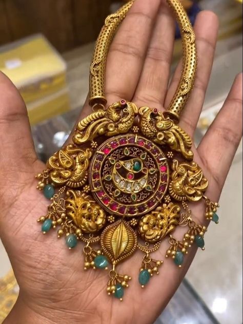 Dollar Designs Gold, Kasu Necklace, Radha Kishan, Heavy Jewellery, Fashion Jewelry Necklaces Gold, 22 Carat Gold Jewellery, Diamond Pendant Jewelry, Antique Necklaces Design, Gold Jewellry