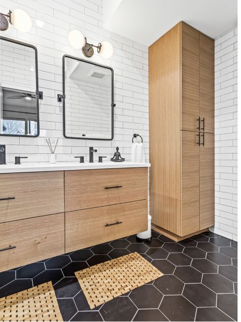 Park Bathroom, Black Tile Bathrooms, White Tub, Bathroom Remodels, Bathroom Redesign, Black And White Tiles, Renovation Design, Upstairs Bathrooms, Bathroom Redo