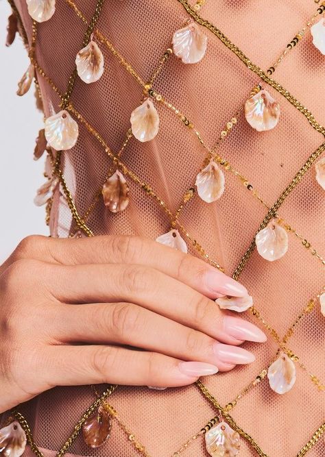 Seashell Dress Design, Oyster Inspired Fashion, Pink Prom Dresses 2023, Clothing Hardware, Sea Shell Dress, Seashell Dress, Shell Embroidery, Shell Dress, Edgy Bridal