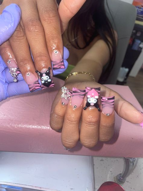 Short Nails Acrylic Y2k, Short Junk Nails Hello Kitty, Yk2 Duck Nails, Kuromi Duck Nails, Duck Tip Nails Y2k, Shortie Duck Nails, Black And Pink Duck Nails, Y2k Hello Kitty Nails Short, Short Duck Nails Acrylic Y2k