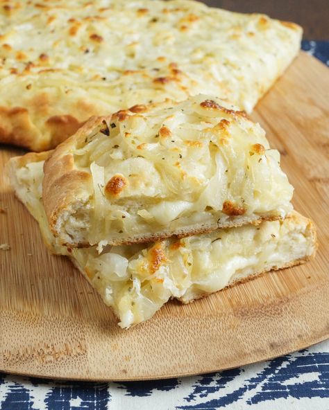 Fugazzeta - Argentinian stuffed pizza Argentinian Cuisine, Argentine Recipes, Stuffed Pizza, Argentina Food, Argentinian Food, South American Recipes, Pizza Roll, Latin American Food, Hispanic Food