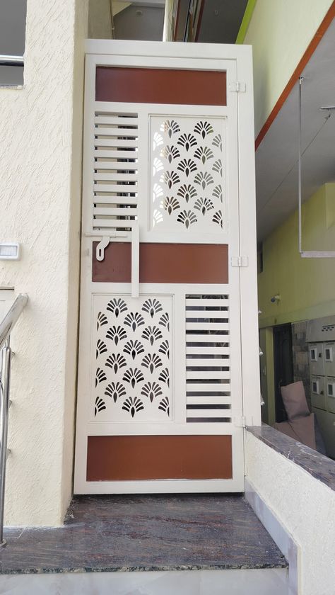 Loha Gate Design Single Door, Safety Gate For Main Door, Dor Disain, Ms Safety Door Design, Steel Gate Design Single Door, Ms Gate Design, Cnc Gate Design, Main Grill Gate Design, Simple Main Gate Design