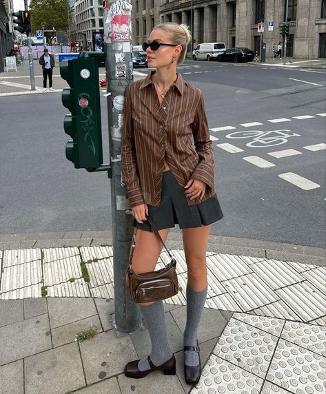 Linda.sza on IG, styling tall grey socks and ballet flats, styling a pinstriped shirt, sexy business outfit, pleated skirt outfit #coolgirl #itgirl Linda Sza, Brown Skirt Outfit, Pleated Skirt Outfit, Skirt Outfits Fall, Estilo Indie, Skandinavian Fashion, Europe Outfits, Chique Outfits, Miniskirt Outfits