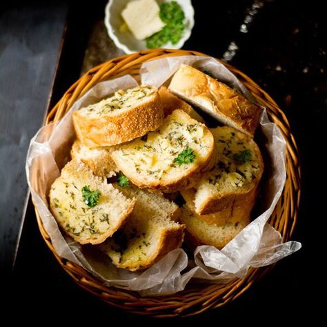 I know everyone loves garlic bread! Garlic bread is a pretty generic term that doesn’t even hint at how many interesting variations there are – pull apart breads, knots, stick, bites, rolls…the list goes on and on! It’s tempting to buy from stores, but cooking at home is always more delicious (and healthier!), right? Cheaper, [...] Spicy Garlic Bread, Easy Garlic Bread Recipe, Starbucks Pumpkin Bread, Homemade Garlic Bread, Olive Bread, Garlic Bread Recipe, Baking Bread Recipes, Rachael Ray, Pizza Bread