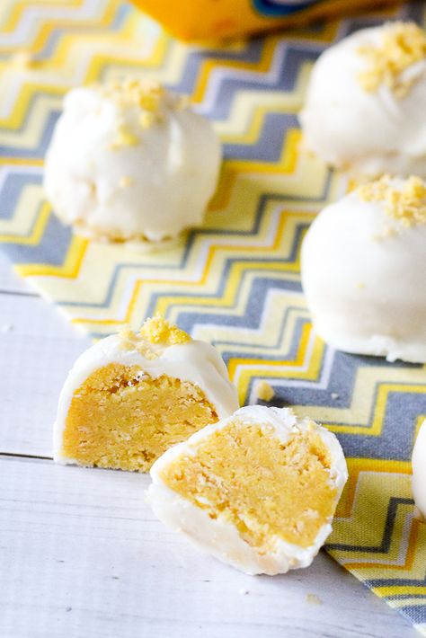 Lemon Oreo Truffles Recipe - Zesty and sweet Lemon Oreo Truffles covered in creamy white chocolate are a super easy dessert recipe that's no bake and a guaranteed hit! Easy no bake dessert recipe. Oreo truffles are the best! Lemon Oreo Truffles, Oreo Truffles Christmas, Lemon Oreos, Lemon Oreo, Super Easy Dessert, Oreo Torte, Oreo Balls Recipe, Nutella Muffin, Oreo Cake Pops