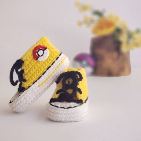 Crochet Baby Announcement, Pokemon Pregnancy Announcement, Pokemon Baby Shower Ideas, Ghibli Baby, Nerd Baby, Macrame Baby, Handmade Baby Shoes, Ball Logo, Crochet Pokemon