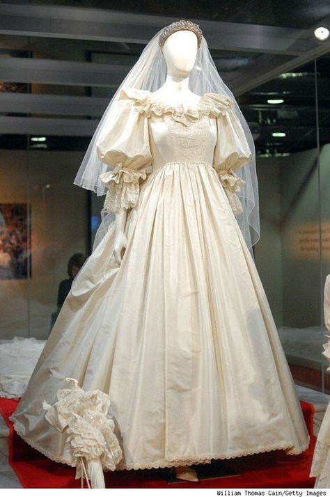 Lady Diana Wedding Dress, Dianas Dresses, Princess Diana Wedding Dress, Diana Wedding Dress, Wedding Dress Details, Princess Diana Dresses, Era Victoria, Royal Wedding Gowns, Princess Diana Wedding