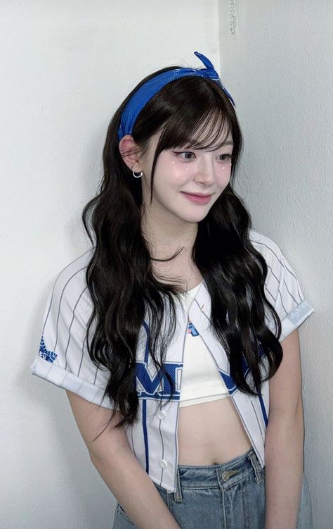 Seeun 🦊✨️🤍💙 Stayc Seeun, Peach Flowers, South Korean Girls, Kpop Girls, Instagram Story, Girl Group, My Girl, Blue, Instagram