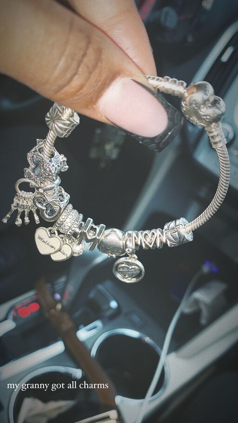 Pandora Bracelet Charms Ideas, Xoxo Jewelry, Girly Bracelets, Pandora Bracelet Designs, Stile Hijab, Pandora Jewelry Charms, Expensive Jewelry Luxury, Wrist Jewelry, Body Jewelry Piercing