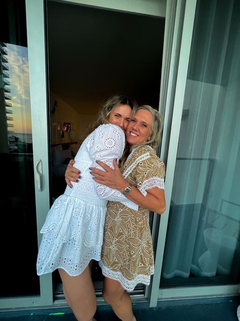 mom and me poses beach preppy white dresses Mom And Teenage Daughter, My Mom And Me, Preppy Mom, Beach Preppy, Poses Beach, Mom And Me, Teenage Daughters, White Dresses, My Mom