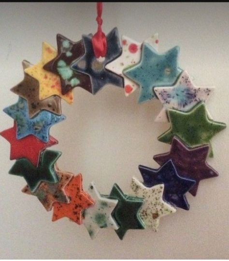 Ceramic Wreath, Clay Christmas Decorations, Ceramic Christmas Decorations, Christmas Clay, Clay Crafts Air Dry, Hand Built Pottery, Pottery Crafts, Clay Ornaments, Diy Pottery