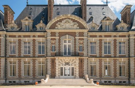 Chateau Mansion, French Chateau Mansion, Central France, Luxury Properties, Castle Mansion, American Interior, Chateau France, French Chateau, Country Estate