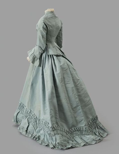 1860s Womens Fashion, Ball Gown Medieval, 1860s Dresses, Victorian Bustle, Victorian Era Dresses, 1870s Fashion, Walking Dress, 1860 Fashion, Women Costume