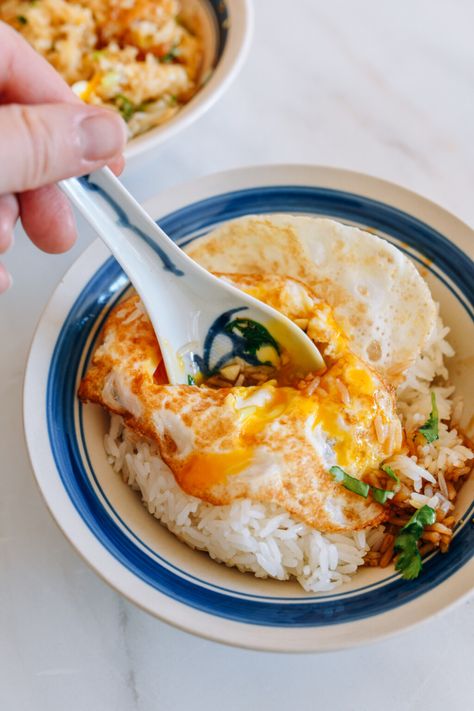 Chinese bàn fàn (拌饭) is a simple bowl of mixed rice similar to Korean bibimbap (albeit much simpler). It’s almost crazy how easy it is to put together, and it’s super satisfying and tasty. Source: thewoksoflife.com Chinese Vegetarian Recipes, Vegetarian Rice Bowl, Authentic Asian Dishes, Vegetarian Chinese Recipes, Korean Bibimbap, Mixed Rice, College Food, Easy College Meals, Hearty Snacks