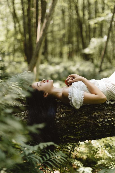 Pictures In The Forest Ideas, Wild Woman Forest Photography, Tree Portrait Photography, Forest Fotoshooting Ideas, Woodland Photoshoot Ideas, Trail Photoshoot Ideas, Enchanted Forest Photography, Boho Forest Photoshoot, Forest Shoot Photography