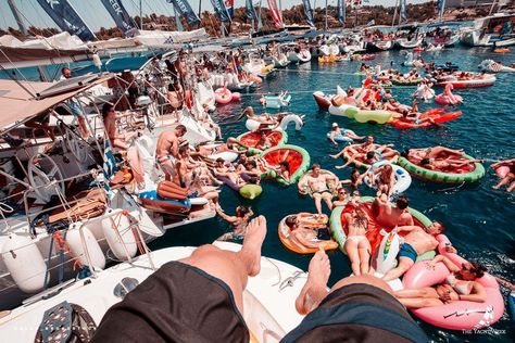 The famous Yacht Week circle raft Yatch Week, The Yacht Week, Friends On A Yacht, Croatia Yacht Week, Flying Fox Yacht, Yacht Week, Croatia Beach, Monaco Yacht Show, Yacht Party