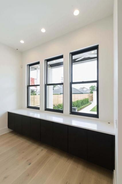 Double Hung window-Architectural Doors Windows-Alufront Windows & Doors Pty Ltd Black Windows Exterior, Pintu Interior, Black Window Frames, Black Interior Design, Window Trim Exterior, Modern Home Interior Design, Interior Windows, Black Windows, Windows Exterior