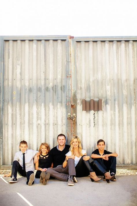 Urban Family Photos, Family Photoshoot Poses, Family Photo Ideas, Family Portrait Poses, Family Picture Poses, Photography Poses Family, Family Photo Pose, Fall Family Pictures, Family Of 5