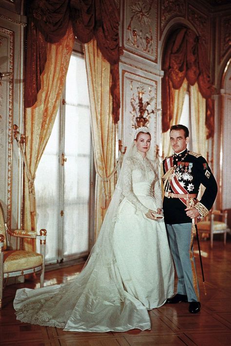 Grace Kelly Wore a Second (Pink!) Wedding Dress- HarpersBAZAAR.com Princess Grace Wedding Dress, Grace Kelly Wedding Dress, Grace Wedding Dress, Klasik Hollywood, Grace Kelly Wedding, Famous Wedding Dresses, Expensive Wedding Dress, Helen Rose, Royal Wedding Gowns