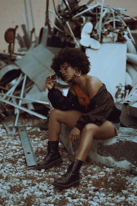 Junk Yard Photo Shoot Fashion, Old School Models Photo Shoot, Junkyard Photoshoot Fashion, Yard Photoshoot Ideas, Junk Yard Photoshoot, Abandoned Warehouse Photoshoot, Outdoor Grunge Photoshoot, Alternative Fashion Photoshoot, Junkyard Photoshoot Ideas