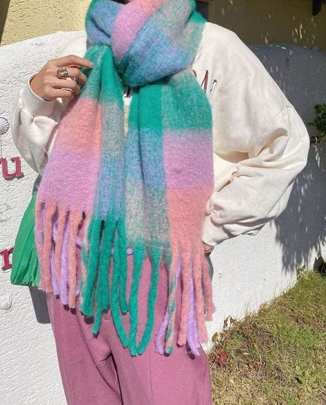 Colorful Scarf Outfit, Scarf Aesthetic, Pastel Scarf, Color Outfits, Retro Looks, Scarf Outfit, Colorful Scarf, Cold Weather Outfits, Indie Fashion