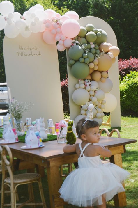 Tea Party First Birthday Photoshoot, Tea Party First Birthday Pictures, First Birthday Table Setup, Onederland Table Decor, Wonderland One Year Old Party, One Year Old Tea Party 1st Birthdays, Birthday Table Setup, Table Setup, Birthday Table