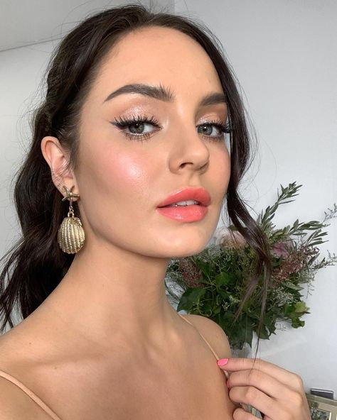 Glowy Makeup Look, Chloe Morello, Coral Makeup, Fresh Makeup Look, Makup Looks, Lip Shade, Wedding Hairstyles And Makeup, Coral Lips, Makeup Tip