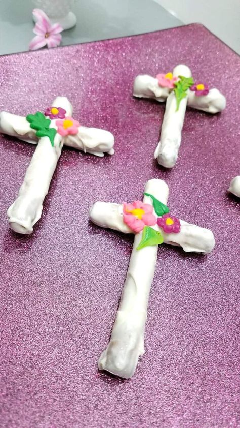 Chocolate Covered Cross Pretzels – B4 and Afters -Perfect for Easter Cross Desserts Easter, Easter Baked Goods To Sell, Easter Bake Sale Ideas, Easter Dessert Boxes, Easter Chocolate Ideas, Easter Treats To Sell, Easter Bake Sale, Diy Easter Candy, Easter Strawberries