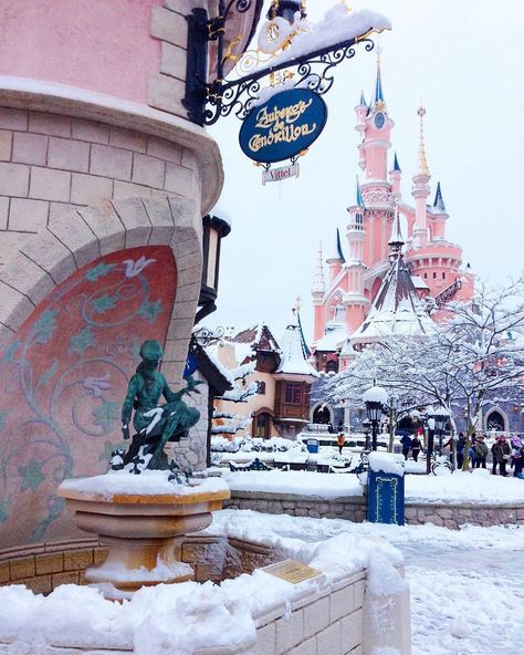 Disneylifestylers on Instagram: “Bucket list moment: seeing a Disney Park in snow Repost from @ewok_queen - 💖I miss the snow 🏰❄️ #disneylandparis #disneycastle…” Paris Snow, Alice In Wonderland Pictures, Universal Vacation, Paris Winter, Disney Paris, Disneyland Pictures, Christmas Pics, Fairytale Photography, Disney Day