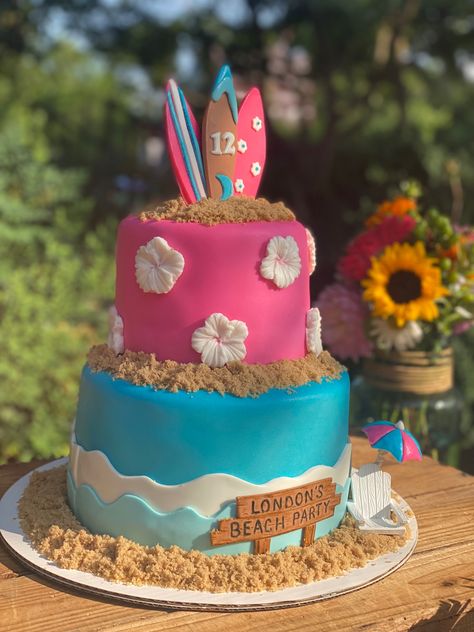 Pool Party Bday Cake, Summer Birthday Cakes Girl, Beach Birthday Cake Ideas, Beach Party Cake Ideas, Hawaiian Bday Party Ideas, Birthday Cakes Summer, Hawaii Themed Cake, Hawaii Birthday Theme, Cute Summer Cakes