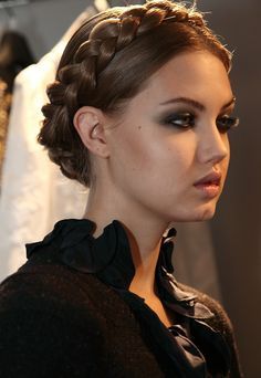 Russian Hairstyles, Lindsey Wixson, Milkmaid Braid, Bold Makeup Looks, Hairstyle Inspiration, Girls Braids, Braided Hairstyles Updo, Braided Updo, Braids For Long Hair