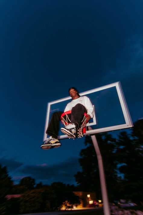 #basketball #fashion #blackman #night #court #art #model 90s Basketball Photoshoot, College Basketball Photoshoot, Basketball Poses For Pictures, Basketball Photoshoot Ideas, Basketball Court Photoshoot, Basketball Portraits, Basketball Photoshoot, Streetwear Poses, Short Flim