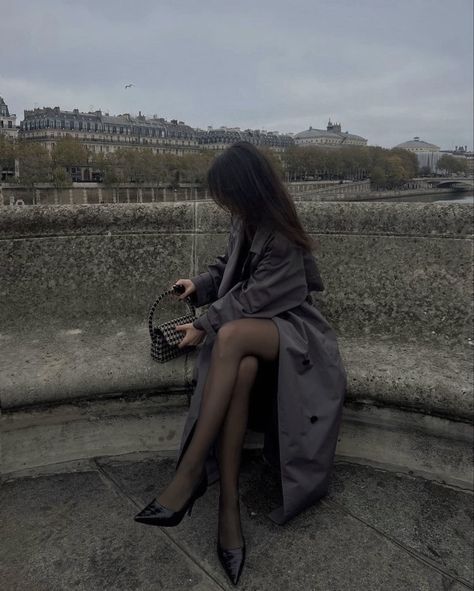 Female Energy, Trench Coat Outfit, Neue Outfits, Dark Feminine Aesthetic, Foto Poses, Dark Feminine, Feminine Aesthetic, American Beauty, Coat Outfits