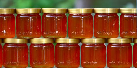 honey-jars2 Fake Honey, How To Stop Coughing, Cough Suppressant, Homemade Scrub, Honey Benefits, Skin Remedies, Manuka Honey, Raw Honey, Health And Beauty Tips