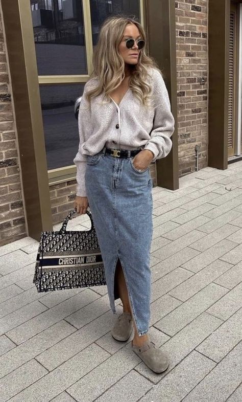 Elevate your style with our guide on how to style a long denim skirt. Embrace the appeal of denim skirts and unleash your chic vibes. #denim #jeans #skirts #denimskirt #2024fashiontrends #springsummerfashion Denim Maxi Skirt Outfit Spring, Tube Skirt Outfit Winter, Denim Midi Skirt Outfit Autumn, Denim Skirt Autumn Outfit, Long Denim Skirt Outfit Fall 2023, Demin Maxi Skirt Outfit, Denim Skirt Outfit Autumn, Denim Midi Skirt Outfit Fall, Maxi Denim Skirt Outfit Winter