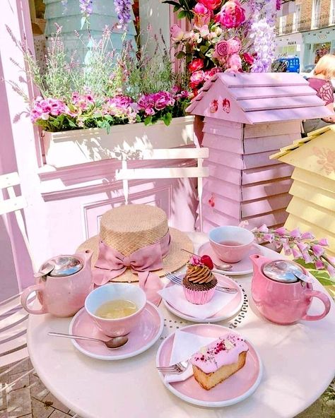 Peggy Porschen Cakes, Pink Cottagecore, Pink Sweets, Pink Cafe, Decoration Shabby, Pastel Pink Aesthetic, Pink Girly Things, Kawaii Food, Jolie Photo