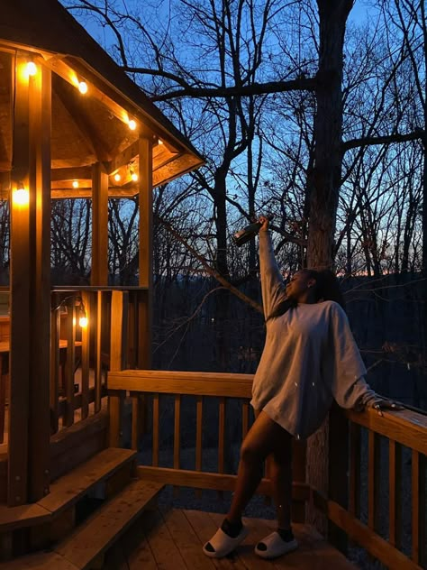 Cabin Selfie Ideas, Comfy Cabin Aesthetic, Cabin In The Woods Photoshoot, Cabin Baecation, Nov Aesthetic, Couple Cabin Getaway, Girls Cabin Trip Black Women, Summer Cabin Trip, Girly Cabin