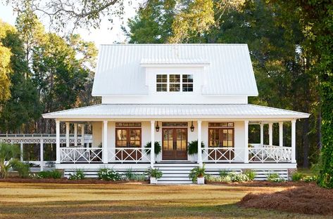 What Is a Veranda? And Is It Different from a Porch? Porch Railing Designs, Dream Farmhouse, Enclosed Porches, Blue Cottage, Porch Railing, Farmhouse Cottage, Railing Design, Farmhouse Exterior, Farmhouse Homes