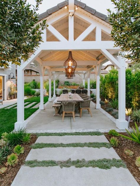 Family Wallpaper, Backyard Dining, Patio Pergola, Outdoor Dining Room, Backyard Entertaining, Backyard Inspiration, Backyard Inspo, Pool Bar, Pergola Patio