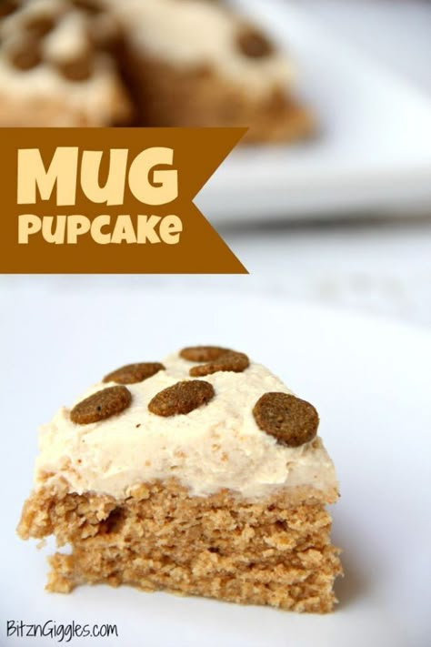 This microwave mug pupcake is a quick, microwaveable dog treat recipe! This cake bakes in 90 seconds and is topped with a easy two ingredient frosting! Dog Birthday Cake Easy, Dog Friendly Cake, Dogs Cake, Dog Birthday Cake Recipe, Dog Cake Recipes, Microwave Mug, Dog Cupcakes, Dog Biscuit Recipes, Easy Dog Treats