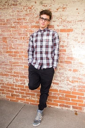 Love this simple pose for a senior guys picture. And the brick wall adds a nice texture to these senior pictures. Guys Casual Outfits, Casual Senior Pictures, Unique Senior Picture Ideas, Senior Picture Ideas For Guys, Senior Pictures Boy Poses, Senior Pictures Outfits, Senior Photos Boys, Senior Picture Poses, Sports Photo