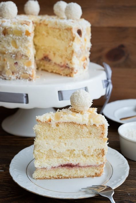 To mój sprawdzony przepis na pyszny tort Raffaello. Jasny biszkopt, kokosowy krem, a także warstwa konfitury malinowej. Palce lizać! Rafaelo Cake, Best Cake Flavors, Best Cake Flavours, Polish Recipes, Cake Flavors, Food Cakes, Vanilla Cake, Baked Goods, Oreo