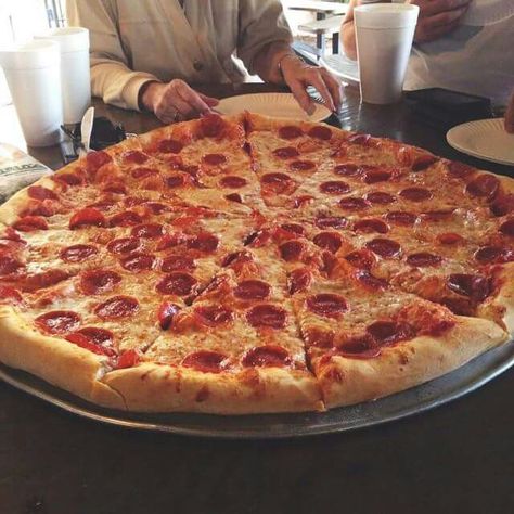 Grande pizza huge pizza super duper pizza Always Hungry, Good Eat, Think Food, Love Pizza, Food Goals, Food Obsession, Food Cravings, I Love Food, Pepperoni Pizza