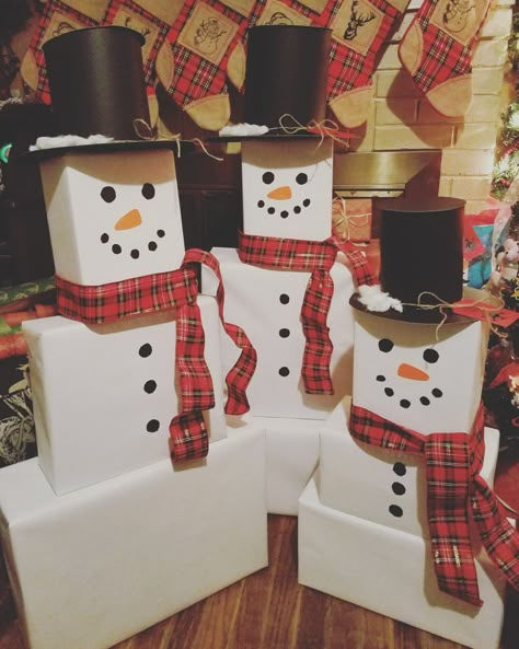 Snowman wrapping for kids' Christmas gifts ☃ Box Snowman Diy, Snowman Christmas Gift Tower, Snowman Gift Wrapping Ideas, Snowman Tower Presents, Snowman Boxes Christmas, Snowman Wrapping Ideas, Snowman Wrapped Presents, Snowman Christmas Presents, Snowman Presents Tower