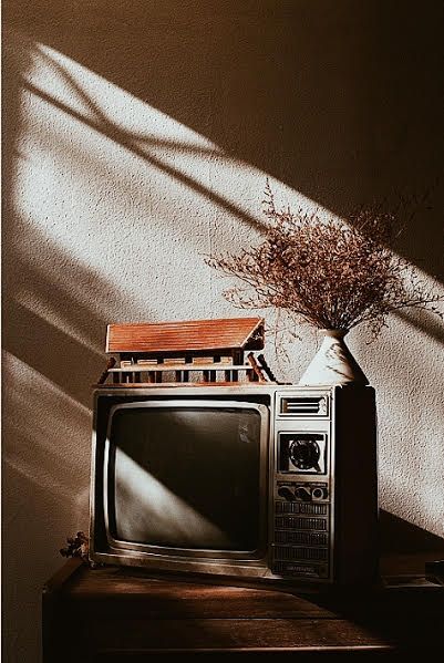 Vintage Home Photography, Tv Aesthetic Grunge, Old Tv Aesthetic Wallpaper, Old Tv Aesthetic Vintage, Old Times Aesthetic, Old Tv Aesthetic, Television Aesthetic, Aesthetic Still Life Photography, Tv Aesthetic