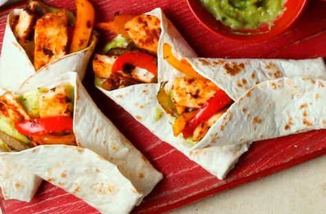 Student Dinners, Fajita Recipes, Halloumi Recipes, Veggie Kebabs, Autumn Salad Recipes, Beef Fajitas, Fresh Summer Salad, Tray Bake Recipes, Tesco Real Food