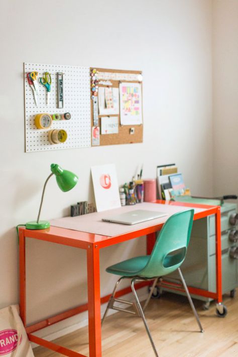 Colourful Office, Orange Desk, Craftroom Ideas, Office Contemporary, Desk Workspace, Workspace Decor, Decorating Rooms, Atelier Studio, Latest Interior Design Trends