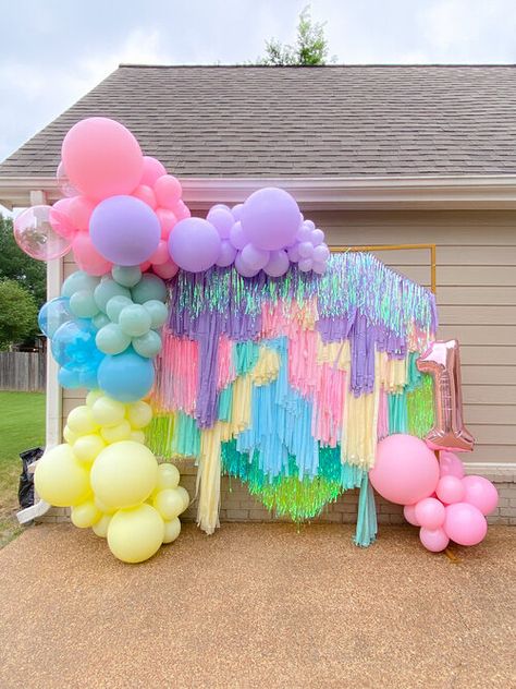 Make Balloon Garland, Pastel Rainbow Balloons, Pastel Balloon Garland, Rainbow Balloon Garland, Rainbow Balloon Arch, Streamer Backdrop, Rainbow Parties, Balloon Installation, Easter Party Decor