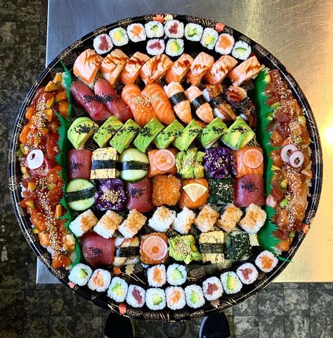 Asain Food, Sushi Board, Sushi Salmon, Sushi Recipes Homemade, Food Presentation Plates, Sushi Platter, Sushi Party, Nigiri Sushi, Sushi Night