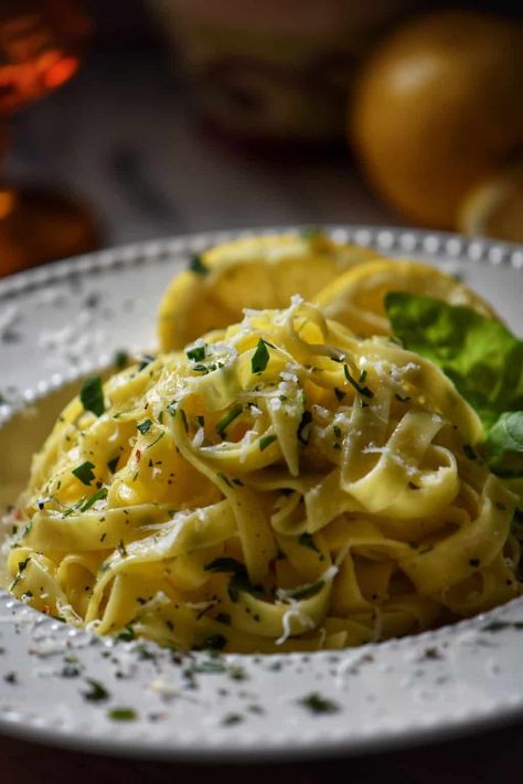 A quick and easy Lemon Pasta recipe that makes a great main or a side dish. #lemonpasta #simplerecipe #Italianpasta #easyrecipe #Italianrecipes Italian Lemon Pasta, Lemon Pasta Recipe, Tagliatelle Recipe, Recipe Using Lemons, Lemon Pasta Recipes, Creamy Garlic Pasta, Salad Appetizer Cups, Cream Cheese Pasta, Lemon Spaghetti